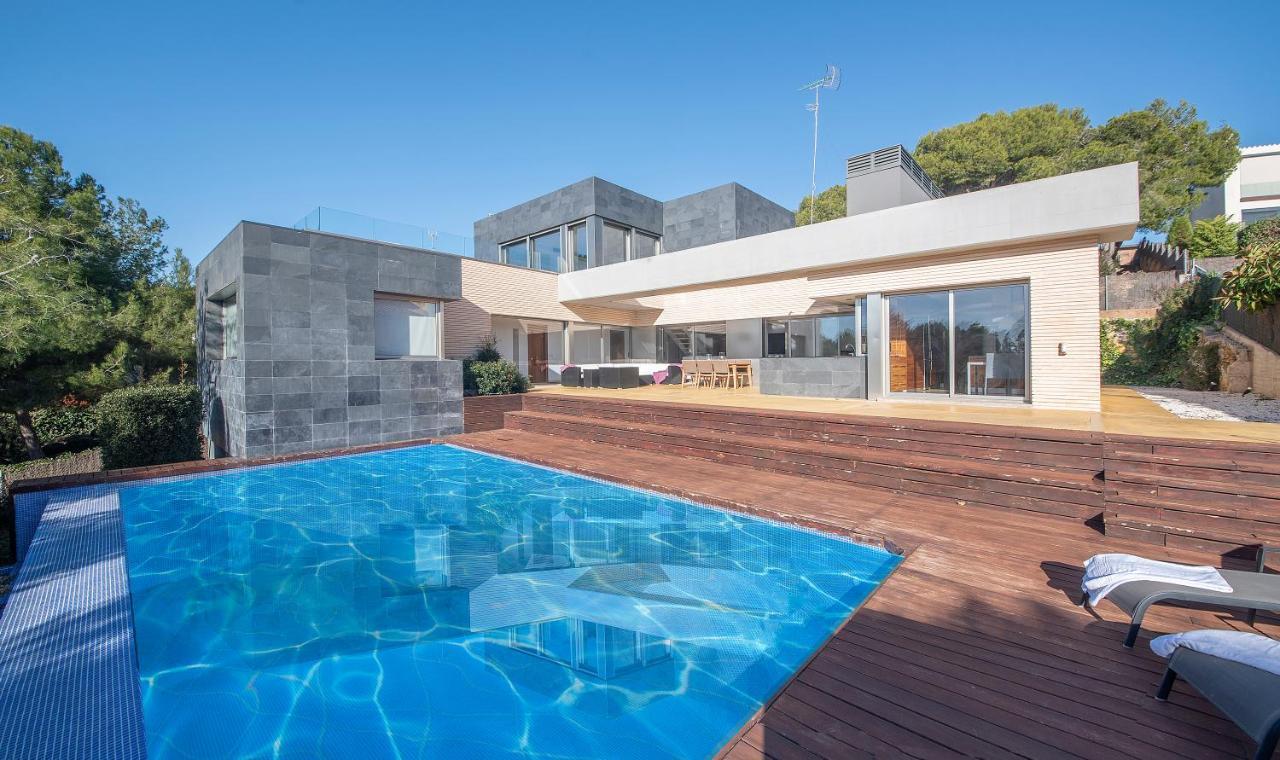 Villa Limonium Deluxe With Private Pool, Tarracohomes