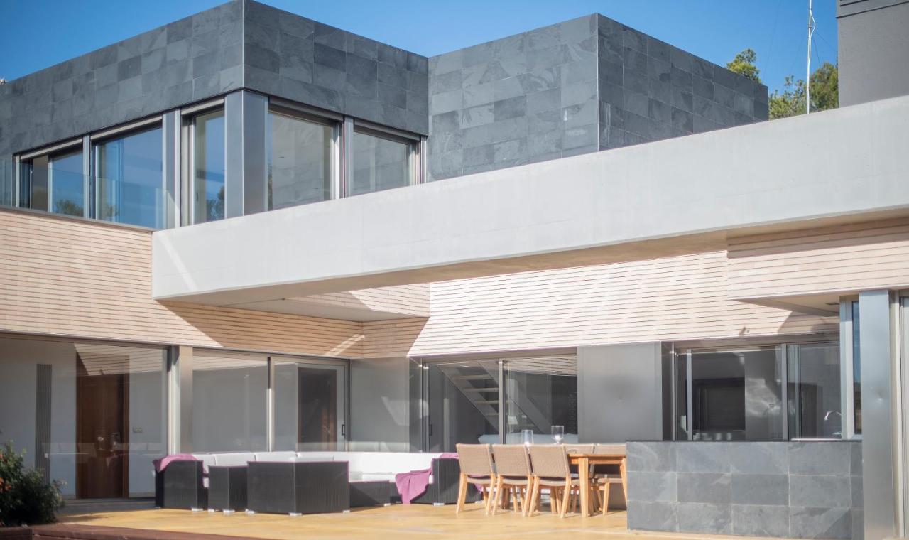 Limonium Deluxe With Private Pool, Tarracohomes