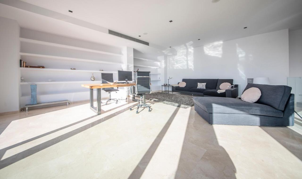 Limonium Deluxe With Private Pool, Tarracohomes
