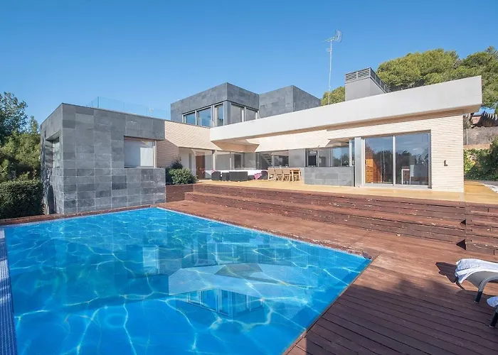 Limonium Deluxe Villa With Private Pool, Tarracohomes